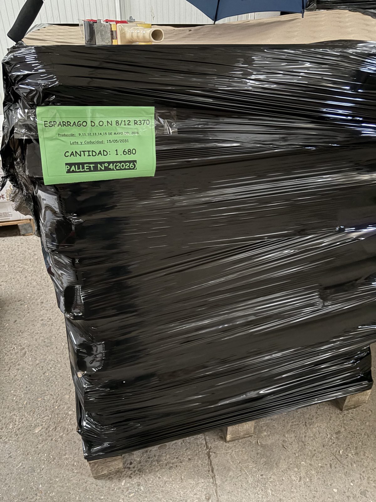 Pallet de espárrago I.G.P. de Navarra con etiqueta manuscrita: producción 9-15 mayo 2026, pallet Nº 4 de 1.680 unidades