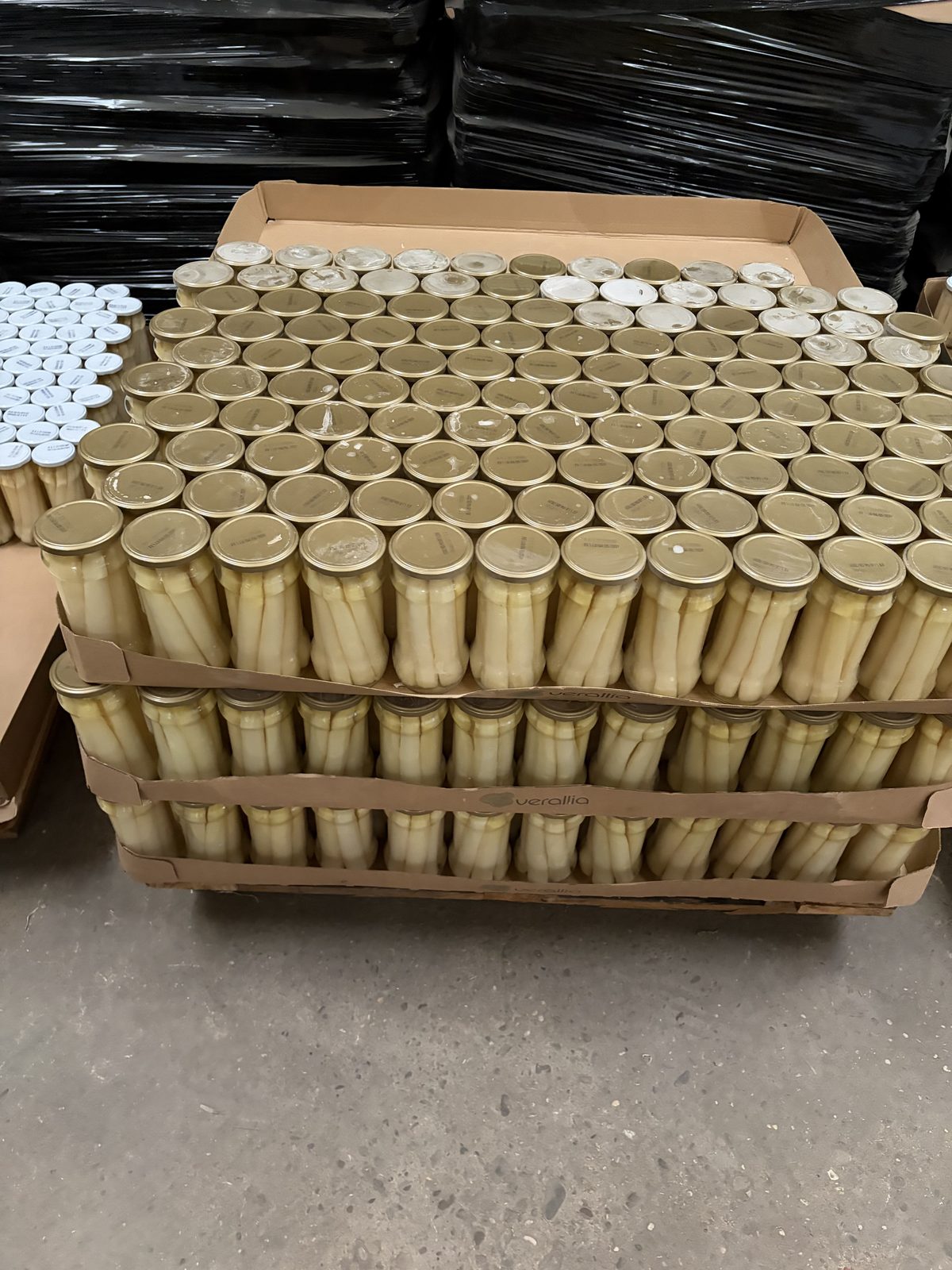 Pallet de tarros de espárrago Verallia sin etiqueta, listos para etiquetar