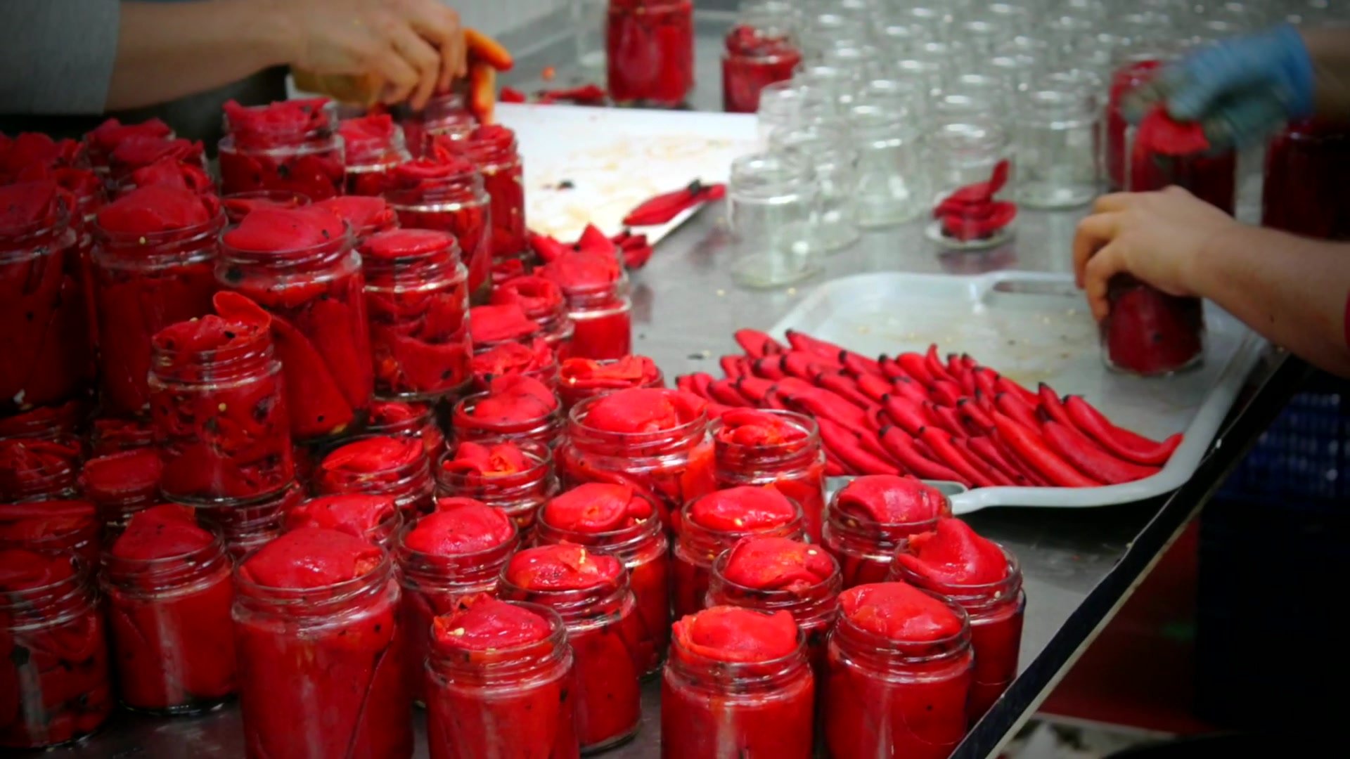 Envasado a mano de piquillos asados en tarros de cristal — Conservas Osés